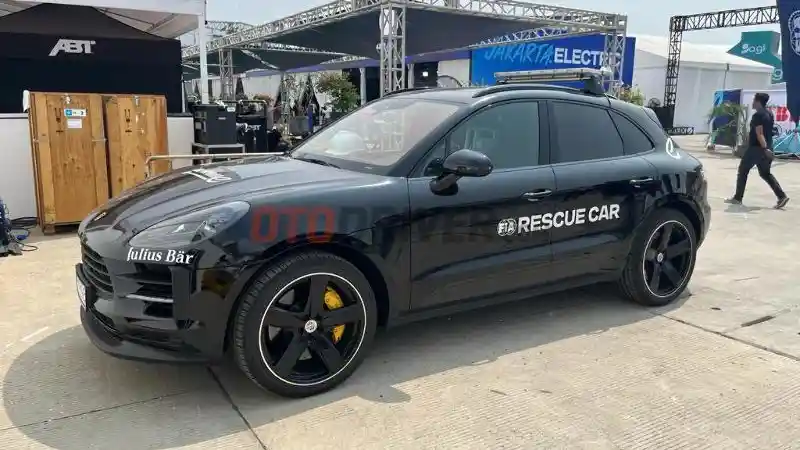 Foto - Melihat Mobil-Mobil Pendukung Formula E, Dari EQB Hingga Taycan Turbo S!