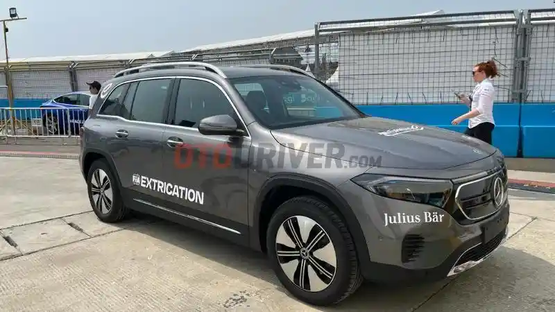 Foto - Melihat Mobil-Mobil Pendukung Formula E, Dari EQB Hingga Taycan Turbo S!