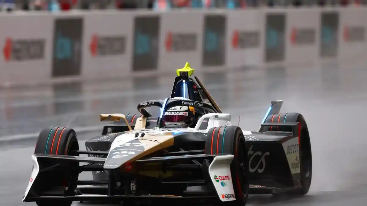 Foto - Ban Formula E Ada Garis Biru dan Orange. Apa Maksudnya?