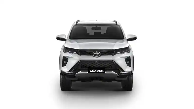 Foto - Toyota Fortuner Leader, Varian Paling Rendah Di Luncurkan Di Negeri Gajah Putih