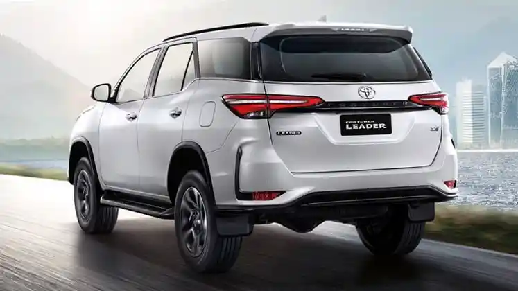 Foto - Toyota Fortuner Leader, Varian Paling Rendah Di Luncurkan Di Negeri Gajah Putih
