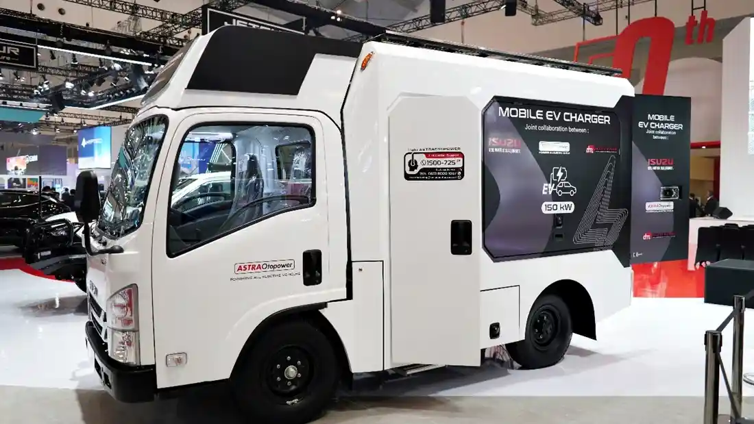 Truk - Isuzu Rilis ELF Mobile EV Charger Di GIIAS 2024