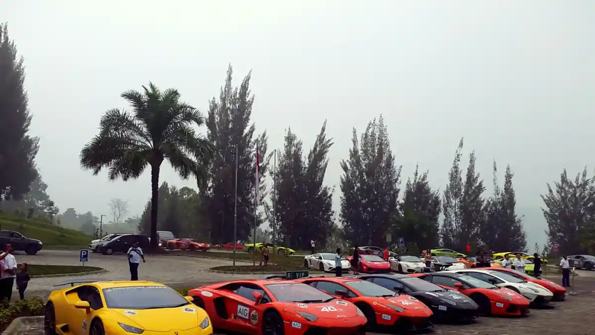 Foto - Puluhan Lamborghini Serbu Medan 