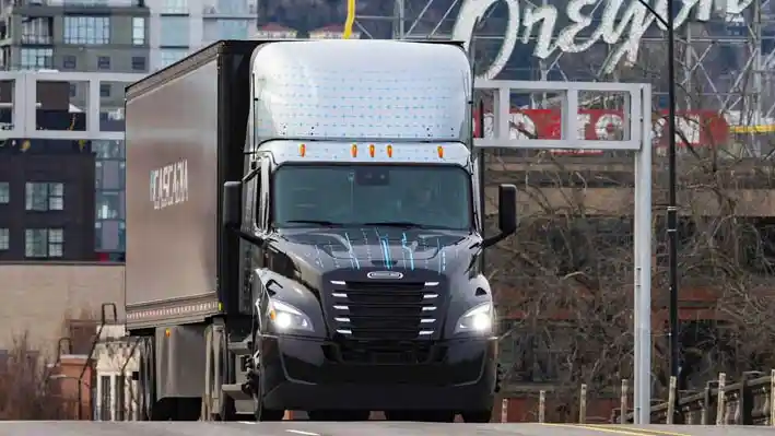 Berita - Freightliner Luncurkan Truk Listrik eCascadia, Debut Perjalanan Sejauh 370 Km