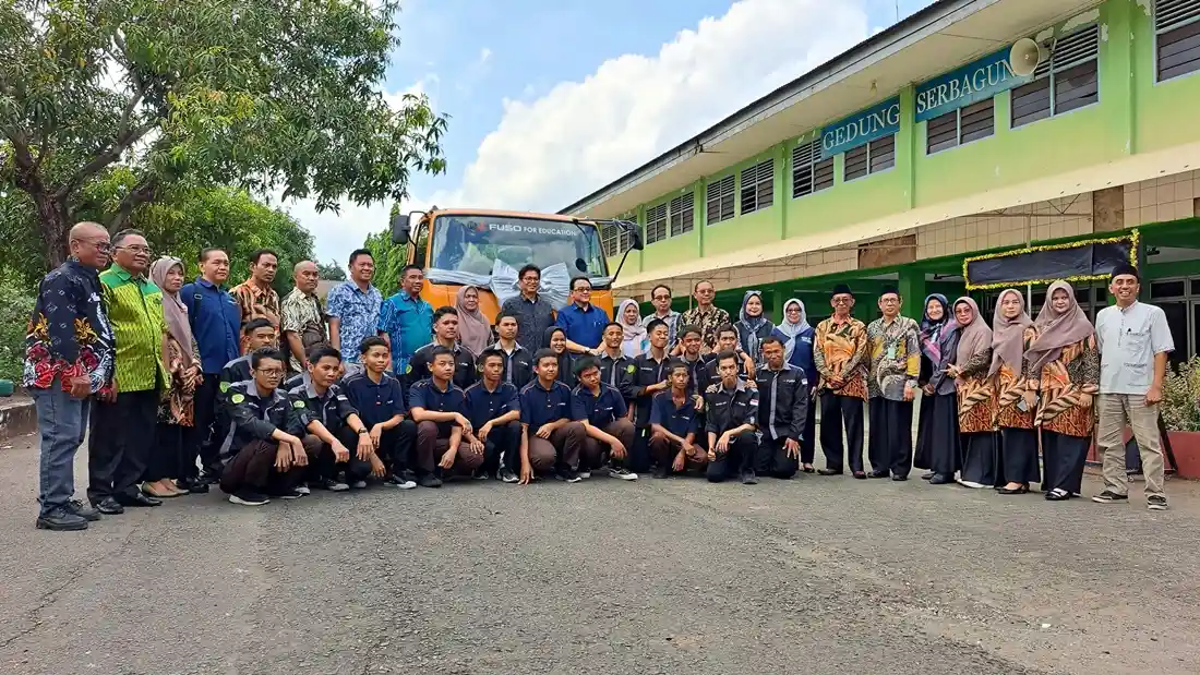 Berita - Mitsubishi Sumbang Truk Fuso Ke SMK Di Makassar 