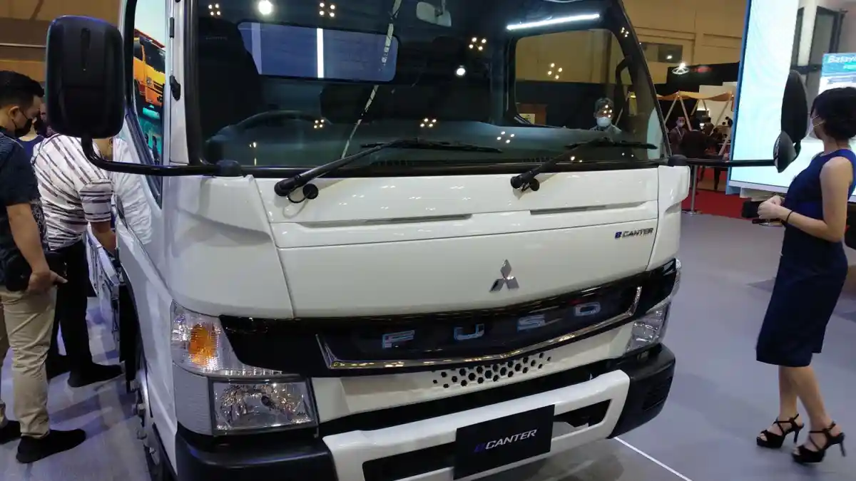 Berita - Fuso eCanter: Tinggal Gas dan Rem 