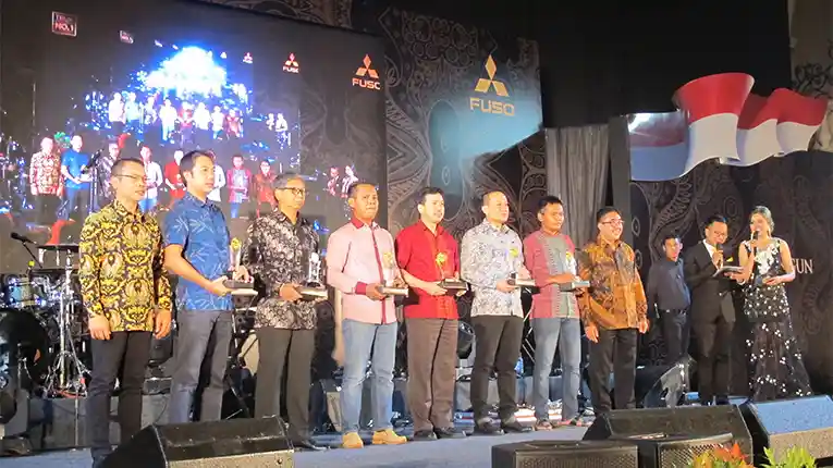 Foto - Fuso : Truk Sejuta Mimpi dan Iwan Fals Sambangi Surabaya