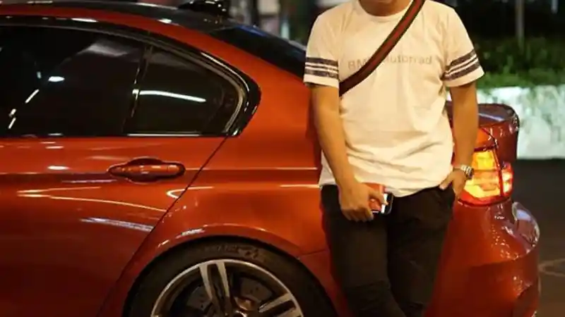 Foto - Melihat Koleksi Mobil Milik Pasangan Gading-Gisella