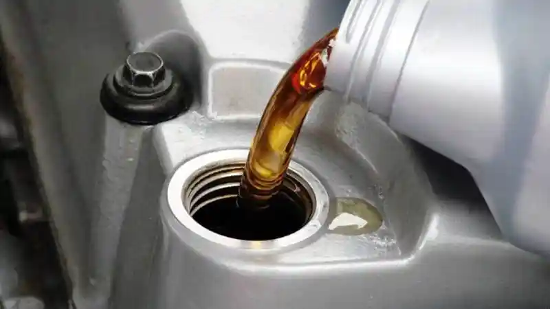 Tips - Pentingnya Mengganti Oli, Ketahui Cara Mudah Memilih Oli Mobil Anda