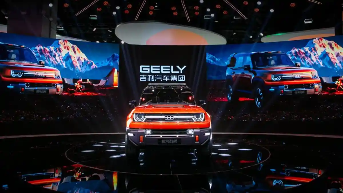 Foto - Melihat Booth Geely Di Auto Shanghai 2025, Ada Mobil Yang Bisa Berenang