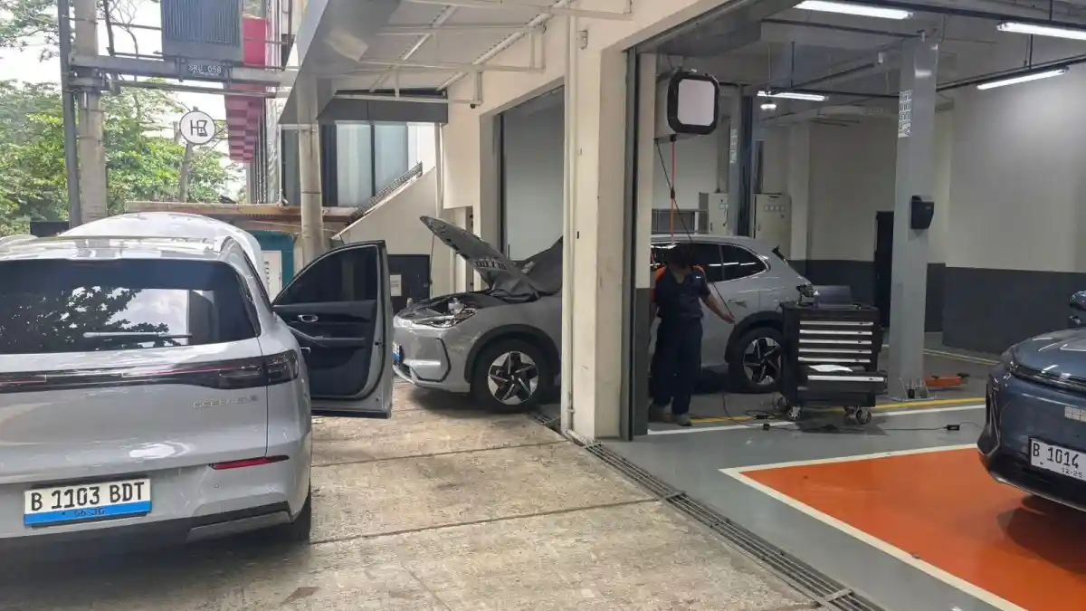 Foto - Geely Tambah Dealer Lagi, Imbangi Produksi Lokal Unit Baru Mereka