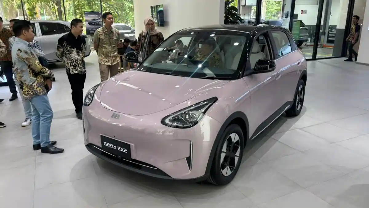 Foto - Geely Tambah Dealer Lagi, Imbangi Produksi Lokal Unit Baru Mereka