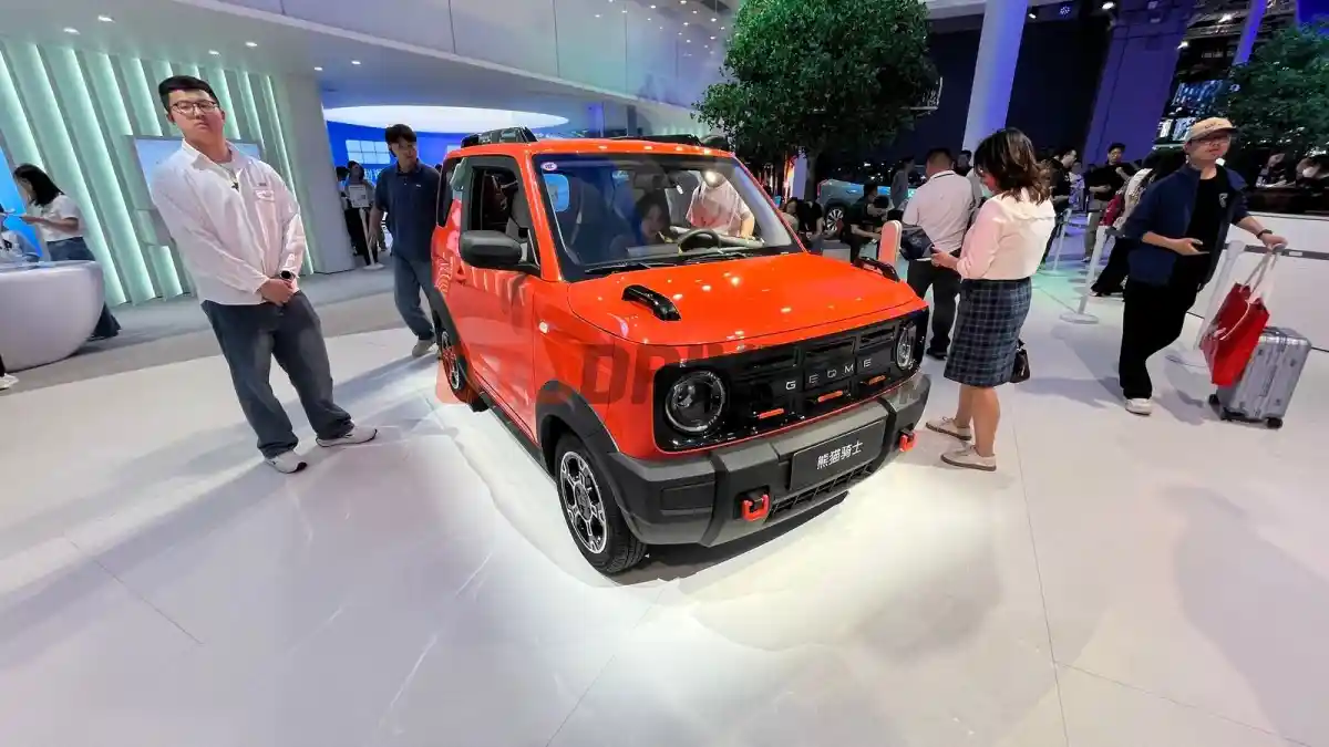 Foto - Melihat Booth Geely Di Auto Shanghai 2025, Ada Mobil Yang Bisa Berenang