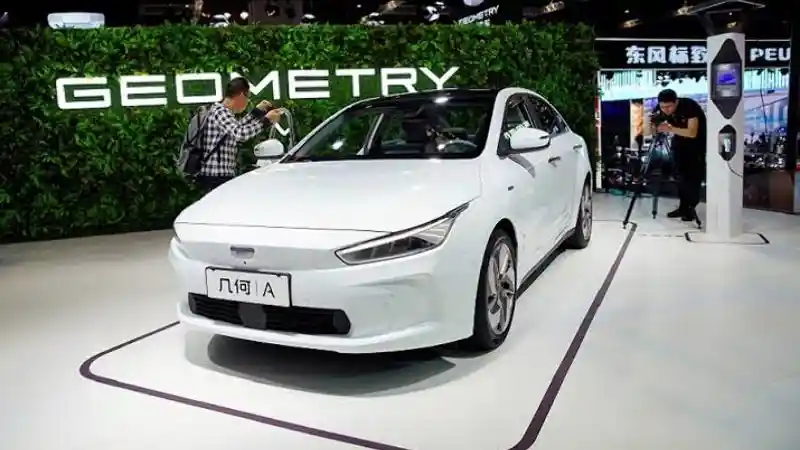 Foto - BYD dan Chery Belum Bisa Tenang, Geely Siapkan Sedan Listrik Murah di 2023