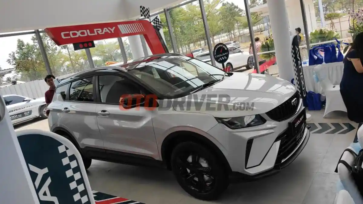 Foto - Ternyata Ini Alasan Mobil Geely Punya Dua Logo Berbeda