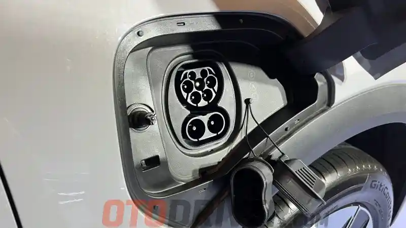 Foto - Geely EX5 Andalkan Teknologi Baterai Mereka, Tahan Hingga 3.500 Siklus Pengisian