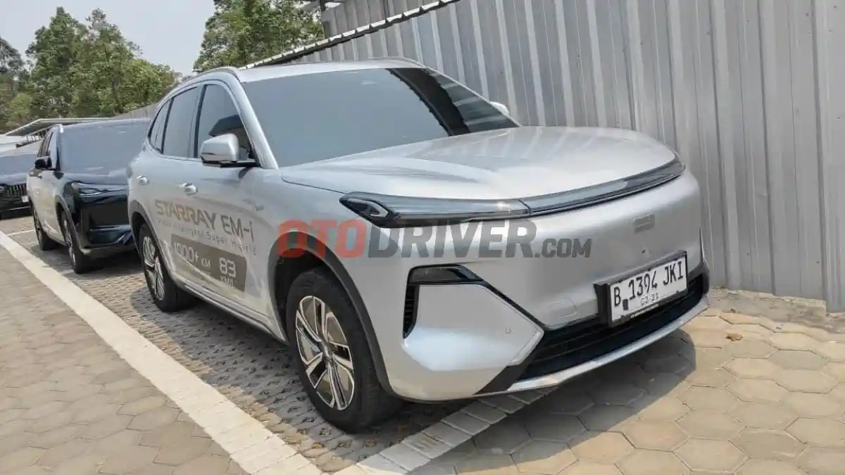 Foto - Ternyata Ini Alasan Mobil Geely Punya Dua Logo Berbeda