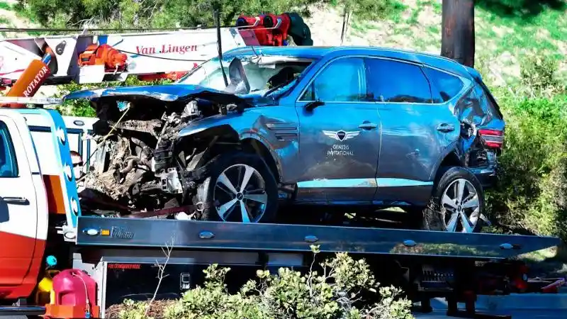Foto - Pegolf Tiger Woods Kecelakaan Hebat Dengan SUV Genesis. Ini Profil Mobil yang digunakannya