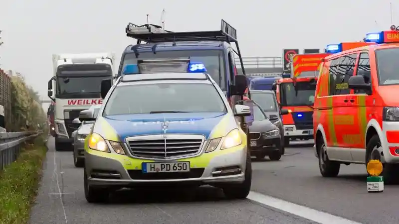 Foto - Polisi Jerman 'Shock Theraphy' Orang yang Foto Kecelakaan