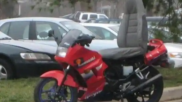 Foto - Gambar Lucu: Mengganti Part Seadanya Saat Darurat