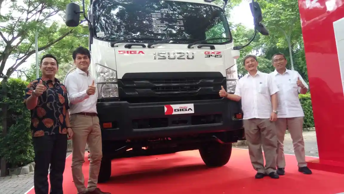 Foto - Tractor Head Giga GXZ 60 K ABS Solusi ODOL Terbaru dari Isuzu.