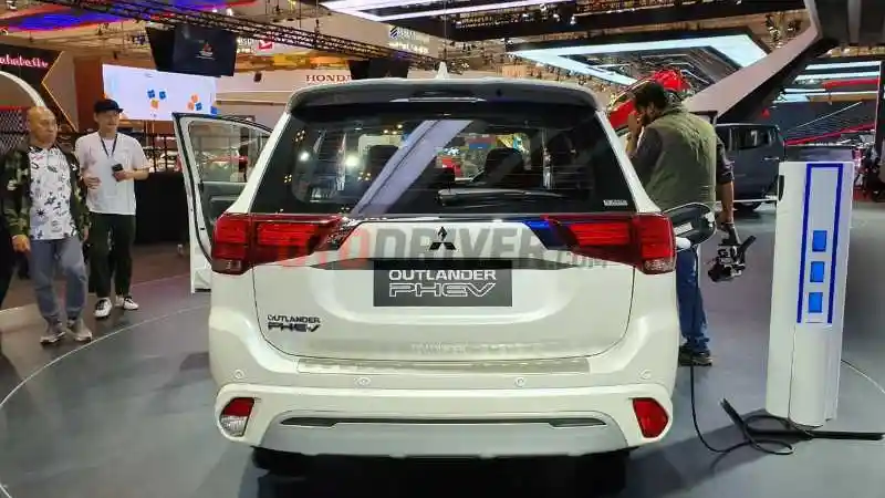 Foto - Mitsubishi Outlander PHEV Bisa Dicicil Mulai Rp 20 Jutaan, Simak Skema Kreditnya