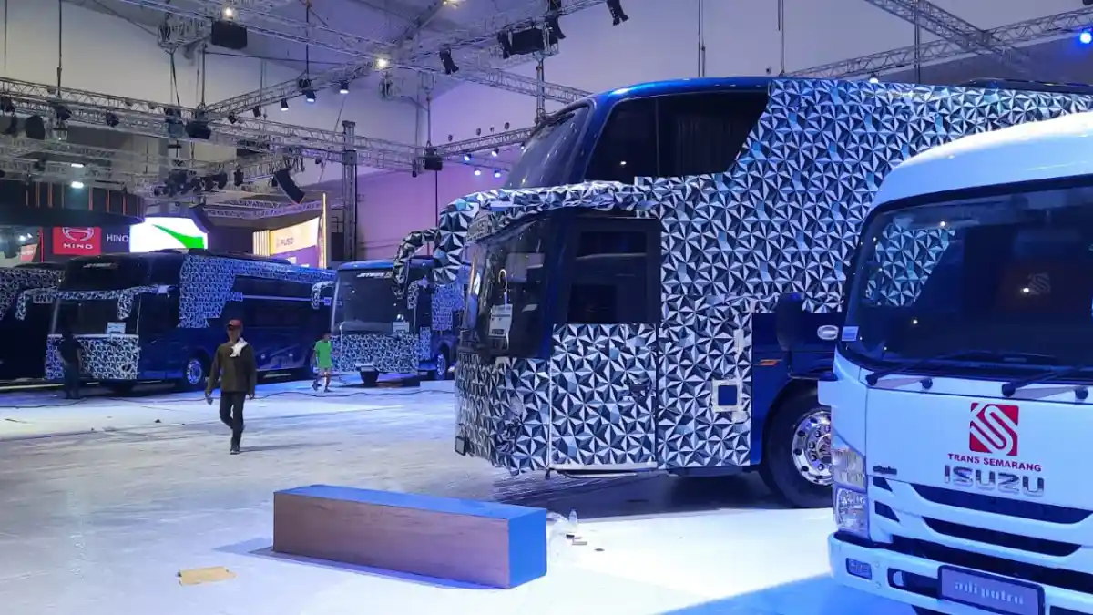 Foto - Bocoran Lengkap 9 Bus Adiputro vs 6 Bus Laksana di GIIAS 2023