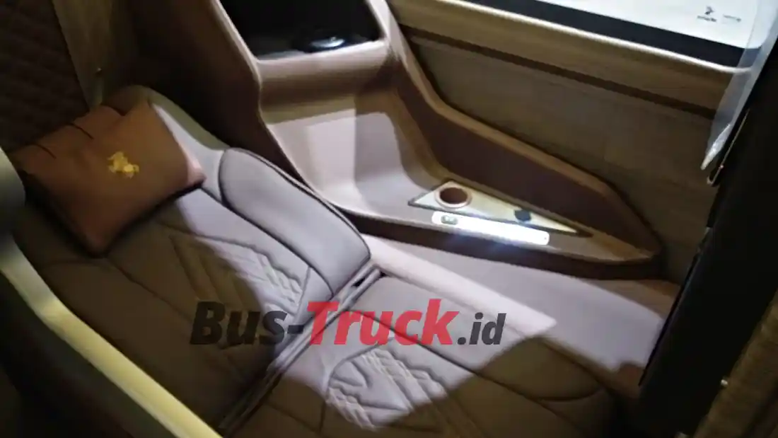 Foto - Bus Double Decker Dan Sleeper Kini Makin Sempit?