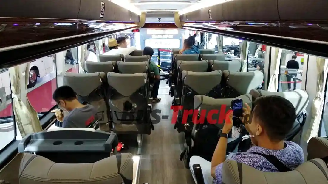 Foto - Desain Bodi Bus Mesin Depan Ala Laksana