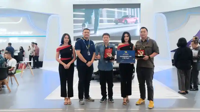 Foto - Komunitas Mobil Ramaikan Hari Terakhir GIIAS Semarang 2024