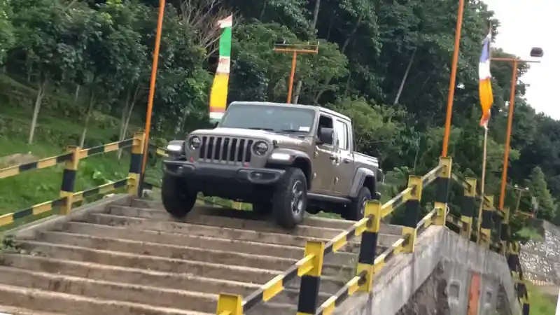 Foto - Daftar Harga JEEP Terbaru (September 2023)