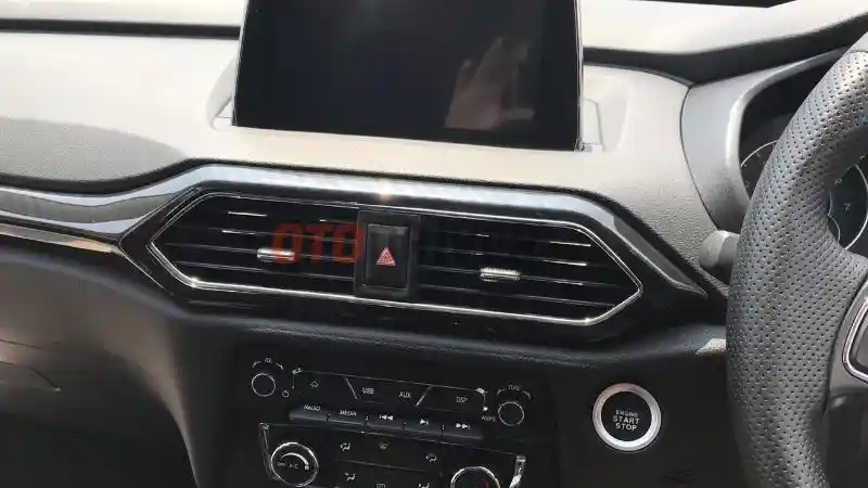 Foto - Komparasi Honda Mobilio VS DFSK Glory 560