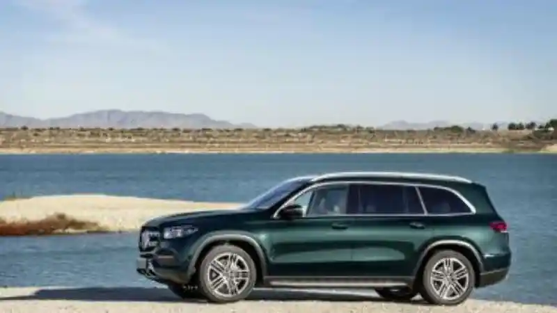 Foto - Ketika Mercedes-Benz GLS Generasi Terbaru Bertemu BMW X7