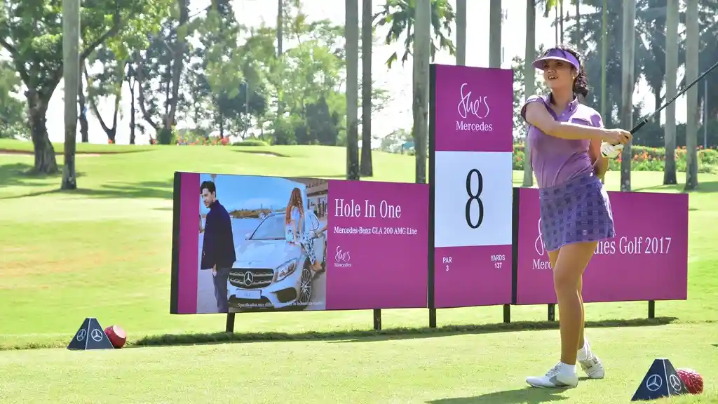 Foto - Wow, Farah Quinn Ikut Serta Turnamen Golf Mercedes-Benz
