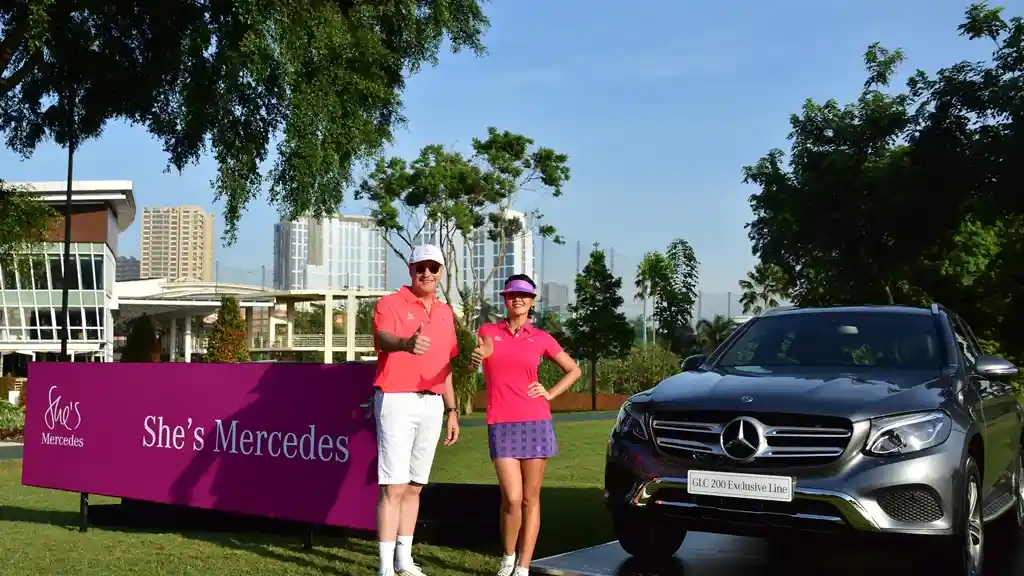 Berita - Wow, Farah Quinn Ikut Serta Turnamen Golf Mercedes-Benz