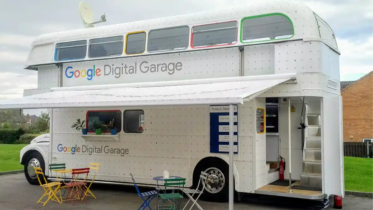 Foto - Genap 25 Tahun, Google Pernah Sulap Bus Tingkat Jadi Pusat Pelatihan Digital