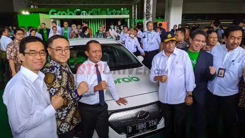Foto - Layanan Taksi Listrik Grab Resmi Beroperasi 