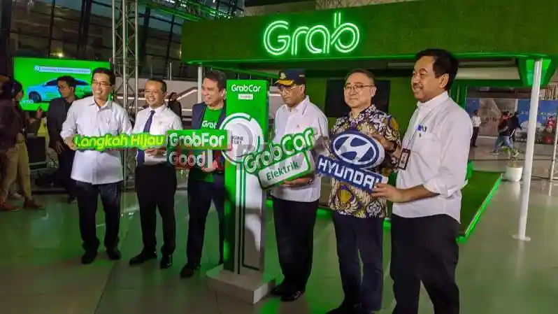 Foto - Layanan Taksi Listrik Grab Resmi Beroperasi 