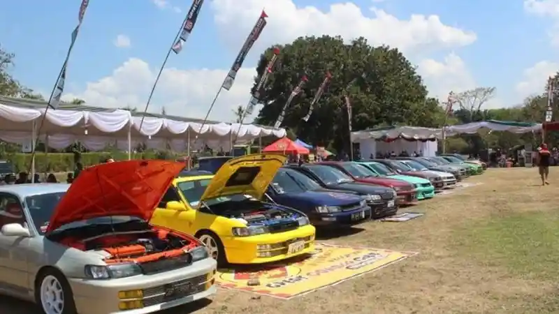Foto - Ratusan Toyota Corolla di Candi Prambanan Sabet Rekor MURI