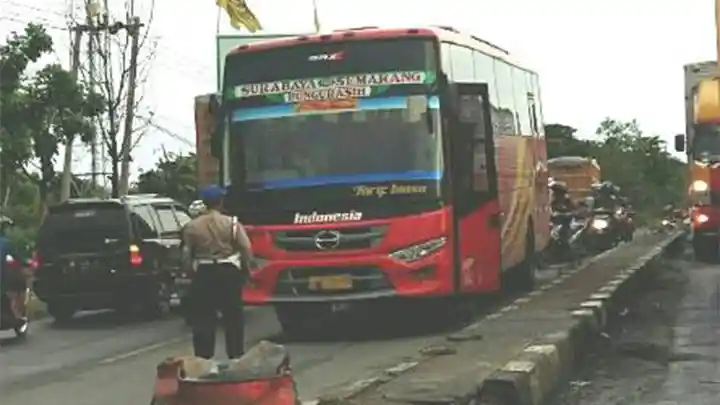 Berita - Bus AKAP Jurusan Surabaya-Semarang Ini Dihadang Polantas Karena Melawan Arus, Jadi Viral di Medsos