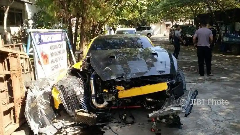 Foto - Seperti Ini Wujud Nissan GT-R Setelah Hantam Pembatas Jalan di Solo (7 FOTO)