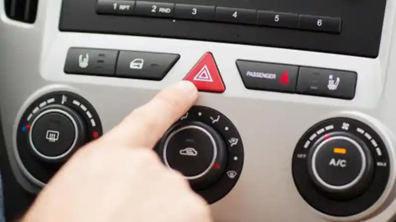 Foto - Jangan Nyalakan Lampu Hazard Saat Berkendara Di Tengah Hujan