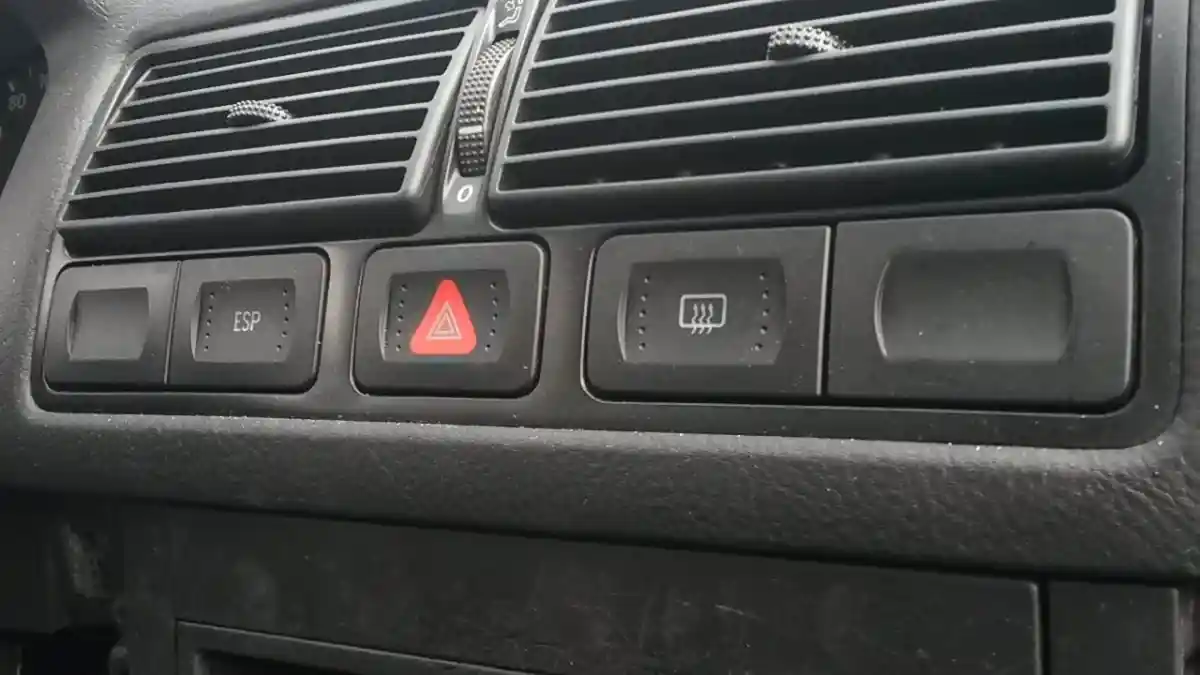 Berita - Lampu Hazard Tak Boleh Sembarang Dinyalakan. Ini Sebab Dan Alasannya