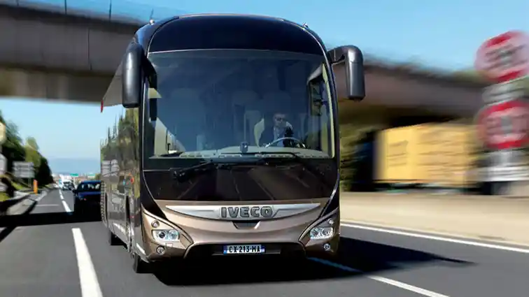 Foto - Iveco Pasok 44 Bus Untuk Angkut Atlet 24 Negara Di Kejuaraan Bola Tangan Pria Di Prancis