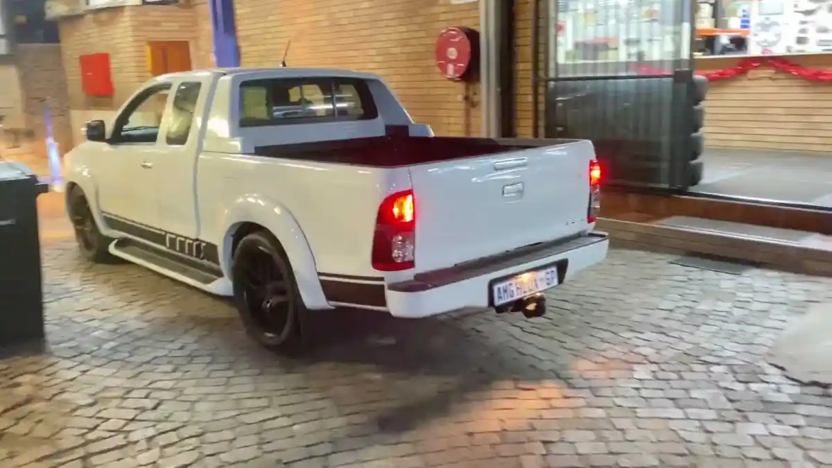 Berita - Hilux Rasa Mercy, Tersangar Di Kolong Langit