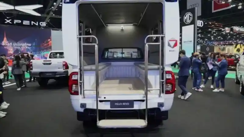 Foto - Toyota Hilux EV Dipamerkan Sebagai Angkot