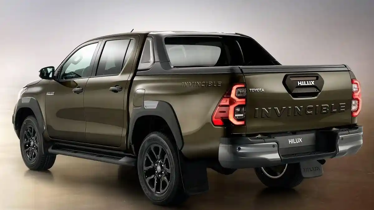 Foto - Hilux Invincible X Hadir Dengan Tanda Seronok Pada Pintu Baknya