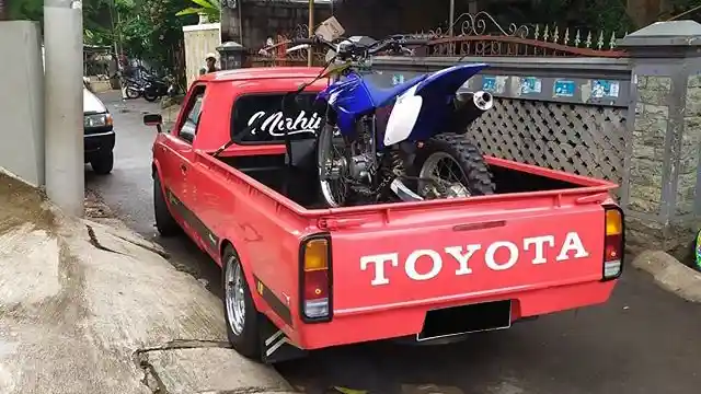 Foto - Hilux Generasi II, Pikap Seumur Jagung Korban Buaya