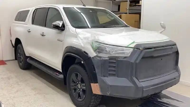 Foto - Pingin Punya Toyota Hilux dengan Tampilan Toyota Tundra? Mungkin Ini Solusinya
