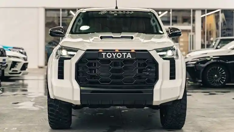 Foto - Pingin Punya Toyota Hilux dengan Tampilan Toyota Tundra? Mungkin Ini Solusinya